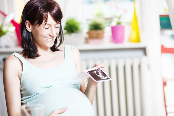 Schwangere mit Ultraschall — Stockfoto