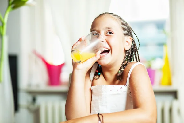 Giovane ragazza bere succo d'arancia — Foto Stock