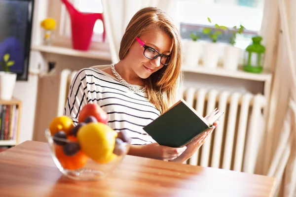 Gadis membaca buku — Stok Foto