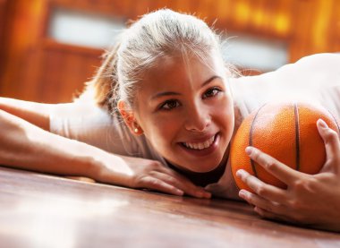 Topu tutan sportif genç kız