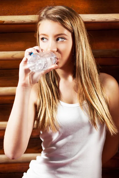 Söt blond tjej dricksvatten på Gymnastisk träning — Stockfoto
