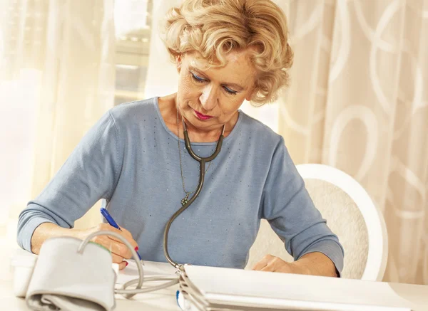 Médico sénior mulher . — Fotografia de Stock