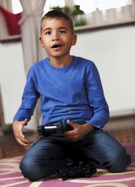 Jonge jongen afspelen van video game, thuis. — Stockfoto