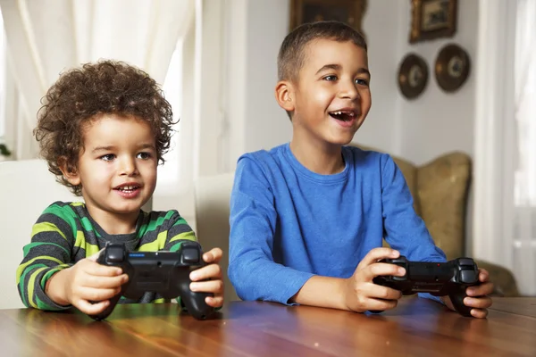 Dua teman bermain video game — Stok Foto
