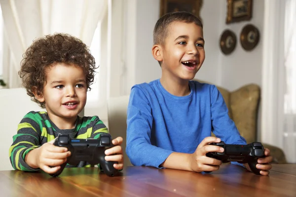 Dos amigos jugando videojuego — Foto de Stock