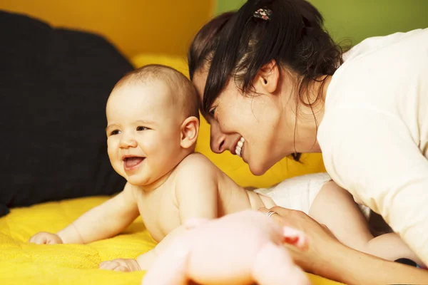 Glückliche Mutter spielt mit süßem Baby — Stockfoto