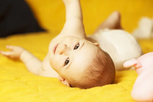 Glückliches Baby zu Hause — Stockfoto