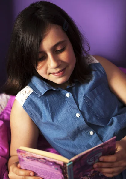 Beautiful little girl reading — Stock Photo, Image