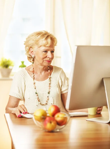 Mulher trabalhando no computador de maçã — Fotografia de Stock