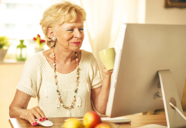 Vrouw die op de computer van apple werkt — Stockfoto