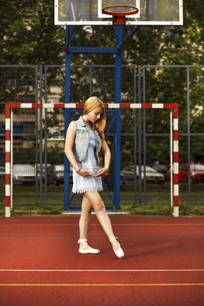 Ballerina poseren buiten — Stockfoto