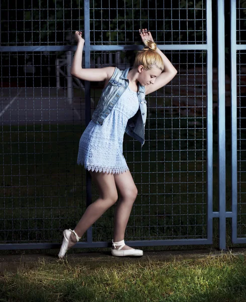 Ballerina posiert draußen — Stockfoto
