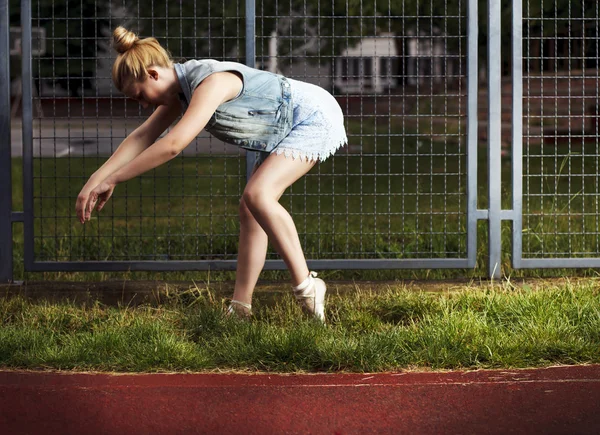 Ballerina poserar utanför — Stockfoto