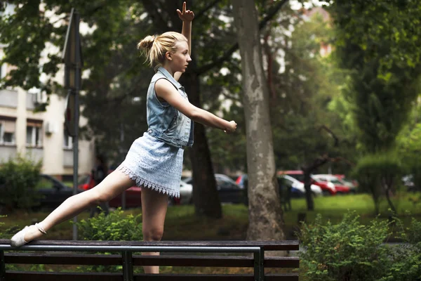 Ballerina poseren op de straat — Stockfoto