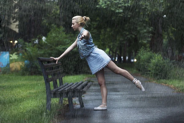 Yağmur üzerinde poz balerin — Stok fotoğraf