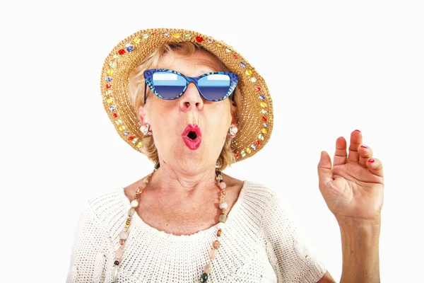 Donna anziana con occhiali da sole e cappello — Foto Stock