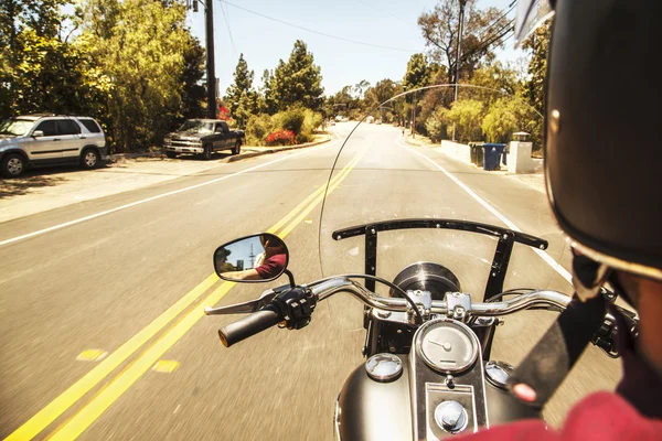Вид сзади на человека на мотоцикле — стоковое фото