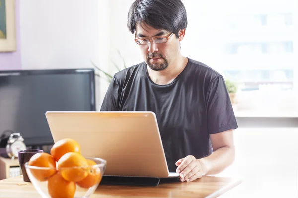 Man som arbetar på laptop, hemma — Stockfoto