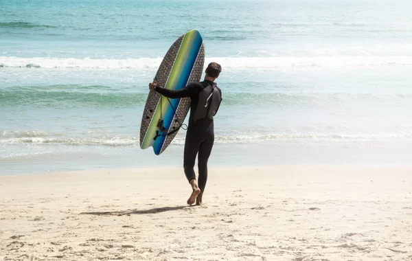 Молодий серфер на пляжі — стокове фото