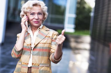 Kadın kıdemli, yukarı