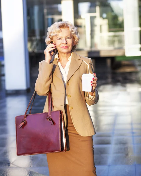 Senior business woman, on the phone — Stock Photo, Image