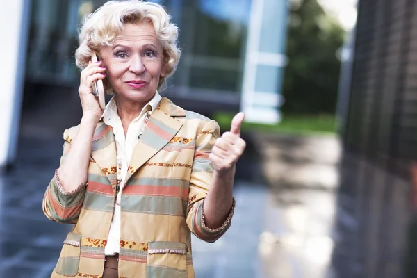 Mujer mayor, pulgar hacia arriba — Foto de Stock