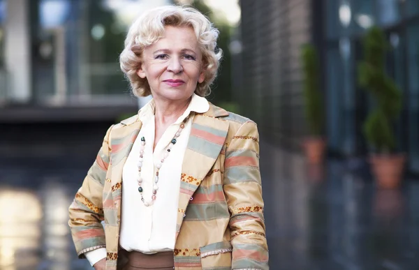 Mujer mayor de negocios, mirando a la cámara — Foto de Stock