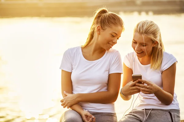 Vriendschap, twee meisjes plezier — Stockfoto