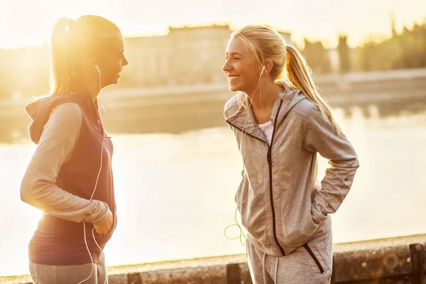 Vänskap, flickor lyssna musik — Stockfoto