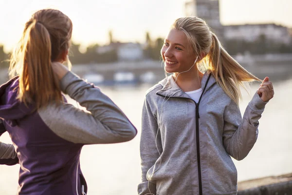 Vänskap, flickor lyssna musik — Stockfoto