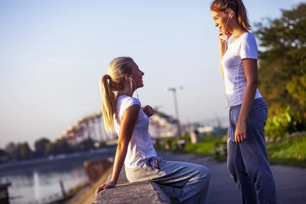 Friendship, girls listen the music — Stock Photo, Image