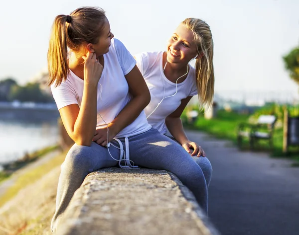 Freundschaft, Mädchen hören die Musik — Stockfoto