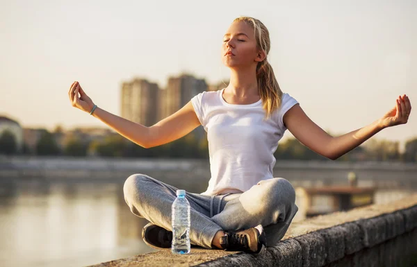 Giovane ragazza in posa yoga — Foto Stock