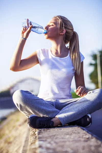 Esportes menina beber água — Fotografia de Stock
