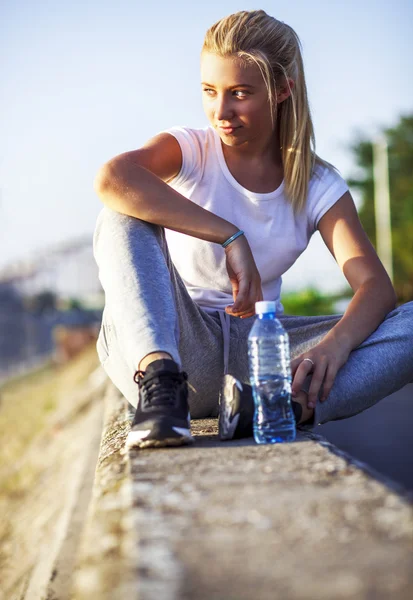 Ejercicio, chica en el entrenamiento —  Fotos de Stock