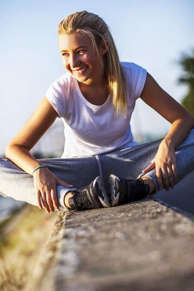 Ejercicio, chica en el entrenamiento — Foto de Stock