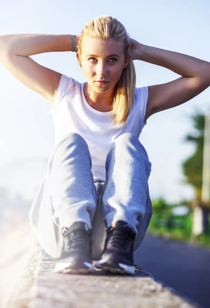 Sports girl douing push ups — Stock Photo, Image