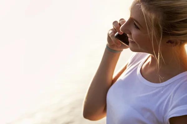 Girl using mobile phone, outdoor — Stock Photo, Image