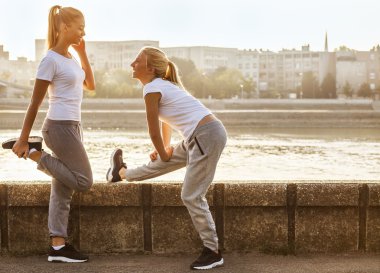Egzersiz, açık uzanan iki sevimli kız