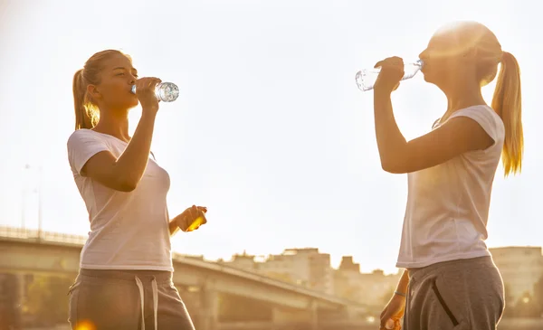 Meninas estão bebendo água — Fotografia de Stock