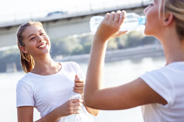 Meninas estão bebendo água — Fotografia de Stock