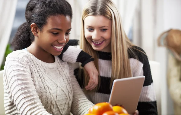 Leuke jonge meisjes op Tablet PC — Stockfoto