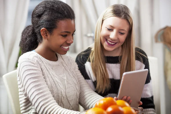 Leuke jonge meisjes op Tablet PC — Stockfoto