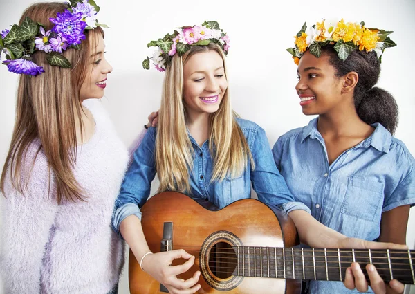 Adolescente bonito meninas de raça mista com guitarra acústica — Fotografia de Stock