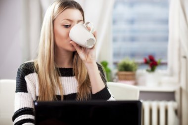 Sevimli sarışın kız kucak tepe üzerinde