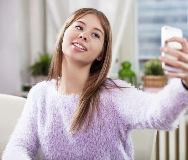 Mädchen macht Selfies zu Hause — Stockfoto