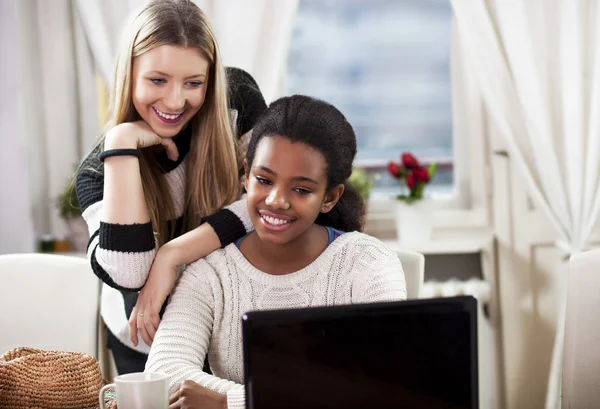 Leuke jonge meisjes op schoot toppunt — Stockfoto