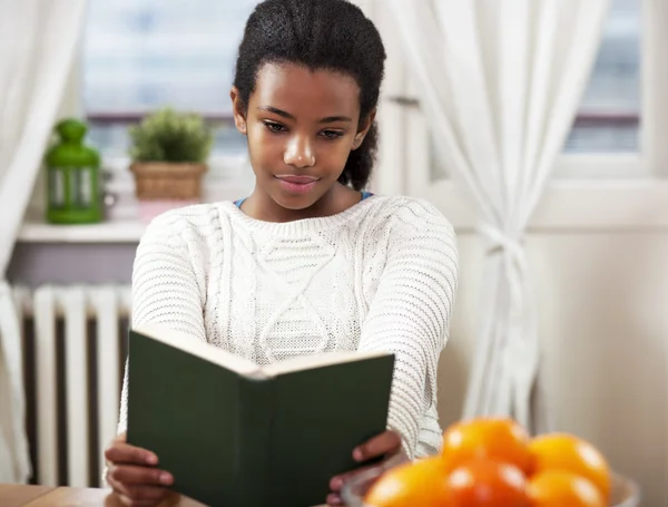 Menina bonito lendo um livro — Fotografia de Stock