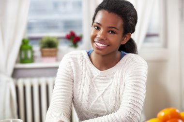 Sevimli genç Afrikalı kız evde oturan
