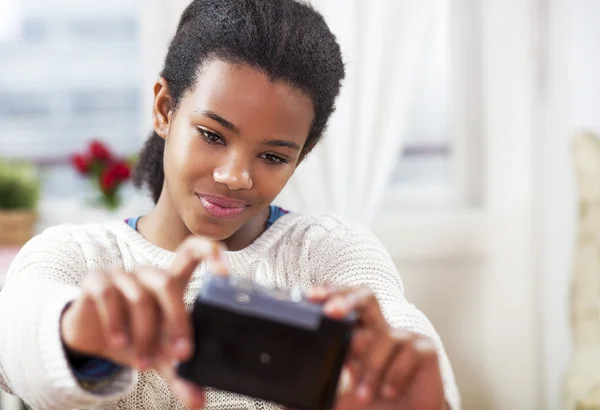 Menina fazendo um selfies em casa — Fotografia de Stock